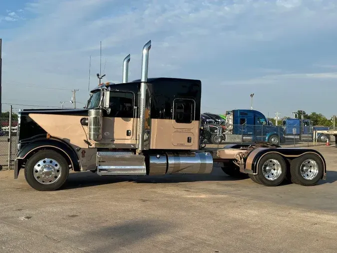 2022 Kenworth W900