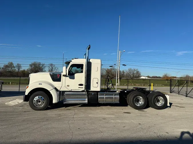 2025 Kenworth W990