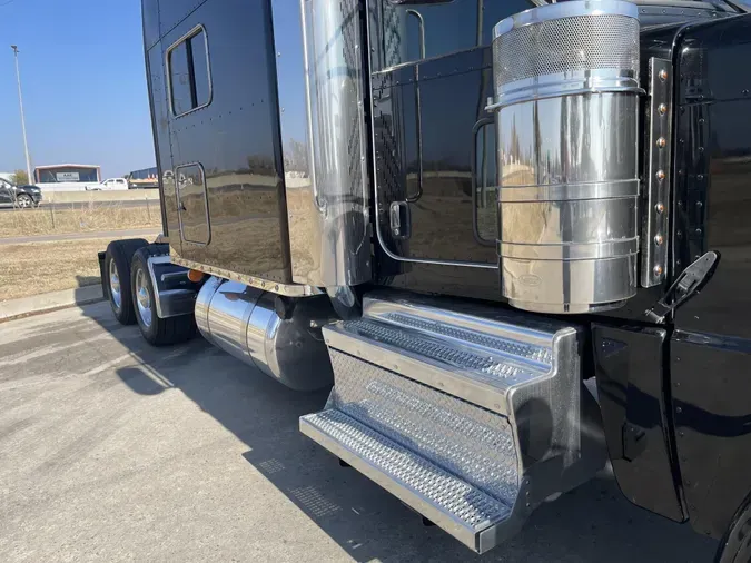 2022 Peterbilt 389