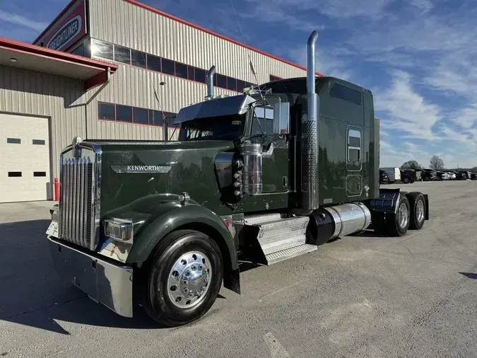 2022 Kenworth W900L5537110e34cfef9acb97728ed561844c