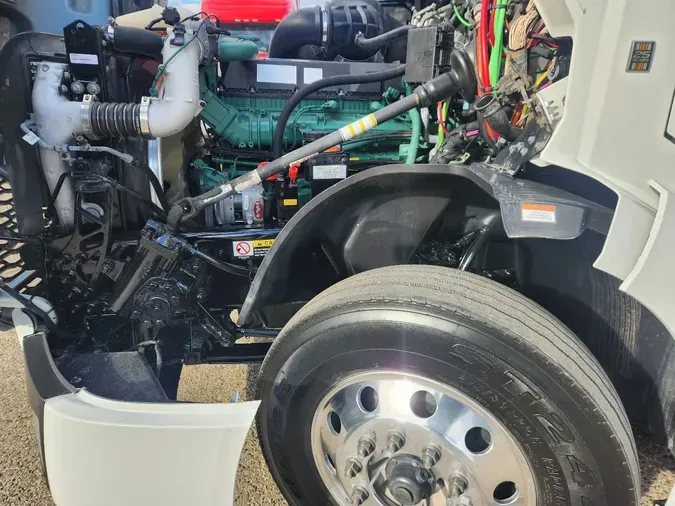 2022 VOLVO VNL64T760