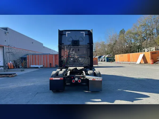 2023 Freightliner Cascadia 126