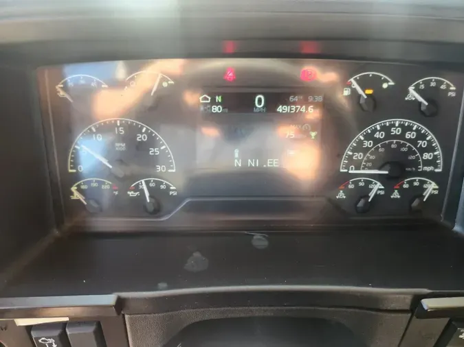 2021 VOLVO VNL64T740