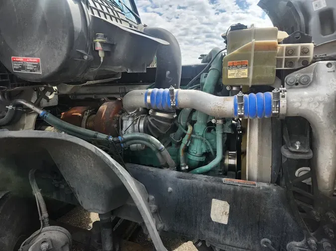 2023 VOLVO VNL64T760