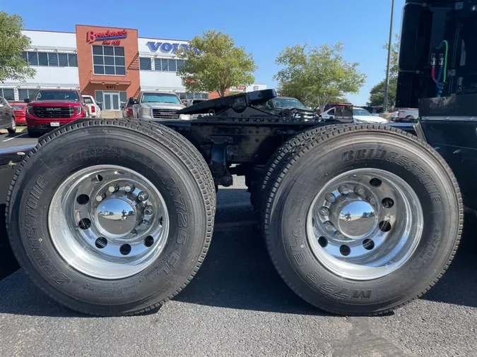 2025 VOLVO VNL64T860