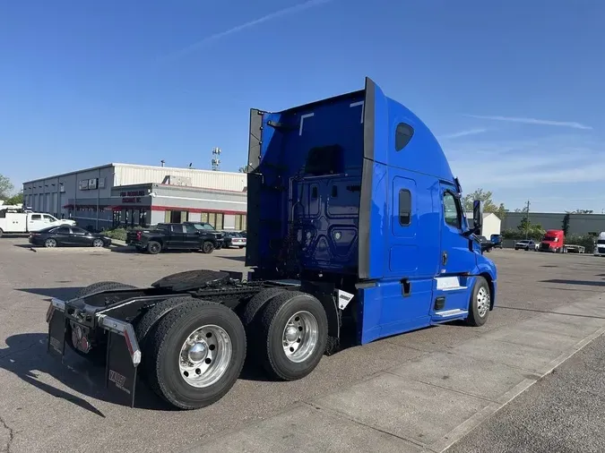 2024 Freightliner Cascadia&reg; Sleeper Cab 126" BBC 72" RR