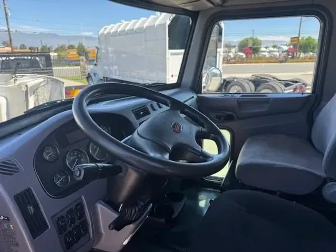 2018 Peterbilt 325