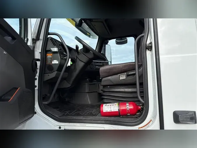 2023 VOLVO VNR300557ccec12c614893d51c7100e475e01e