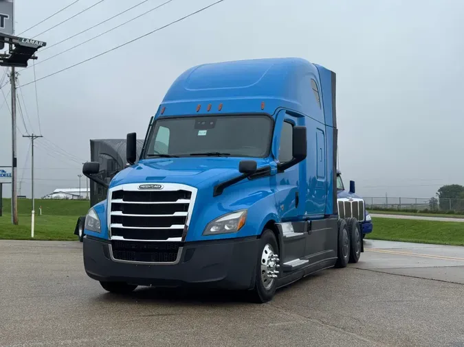 2023 FREIGHTLINER Cascadia 126557e49269f73ee2694676188489d8e7b