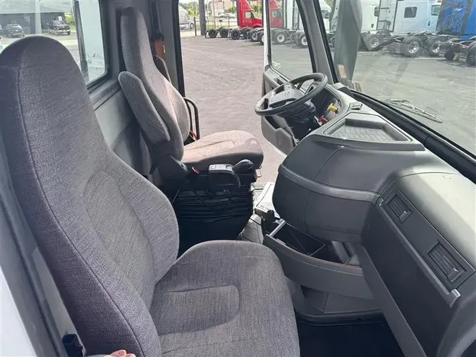 2019 VOLVO VNL300