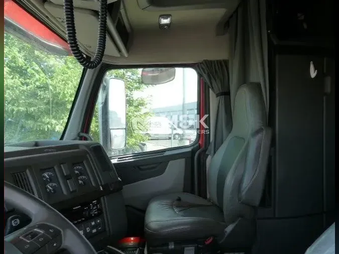 2021 VOLVO VNL64T860