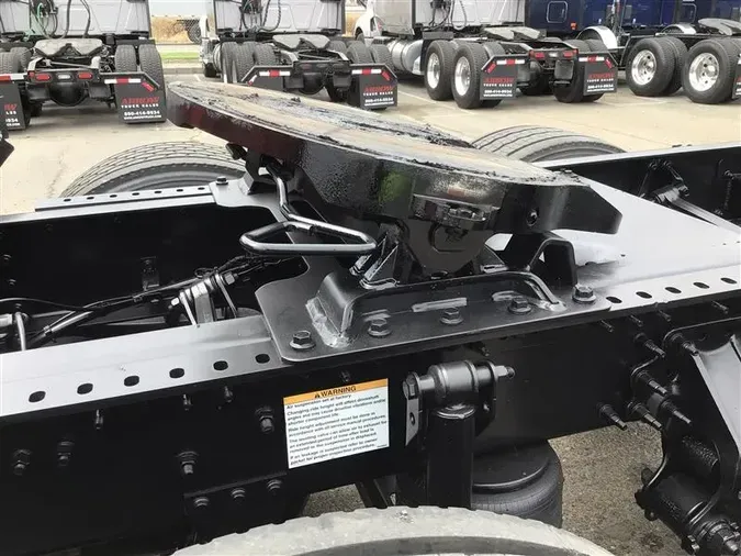 2023 VOLVO VNR300