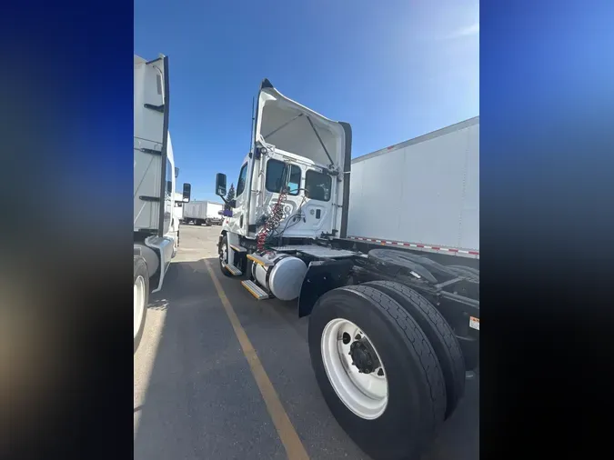 2017 FREIGHTLINER/MERCEDES CASCADIA 113