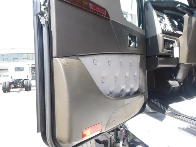 2023 Kenworth W900