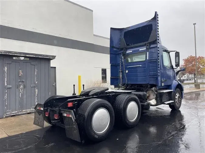 2019 VOLVO VNR64T300