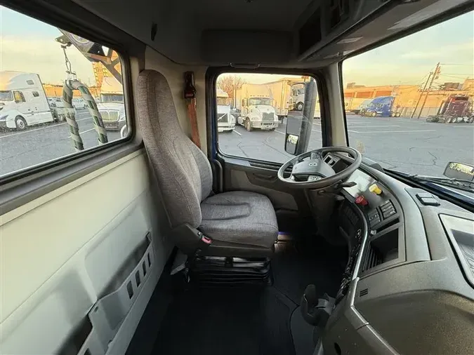 2020 VOLVO VNR64T300