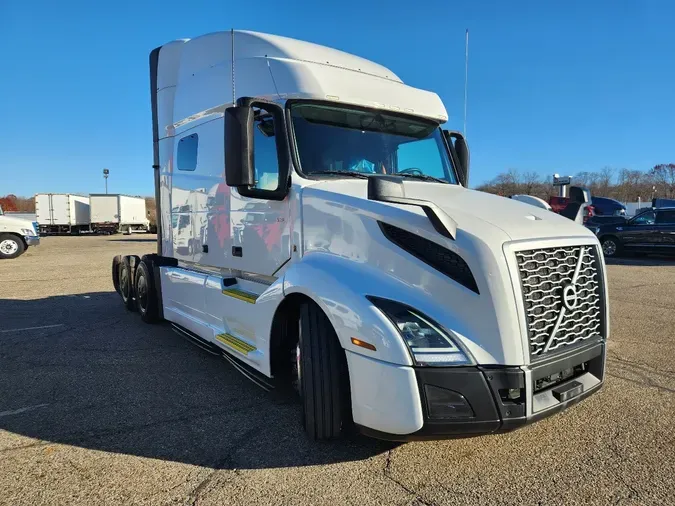 2022 VOLVO VNL64T740
