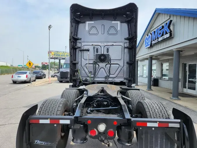 2021 FREIGHTLINER Cascadia 126