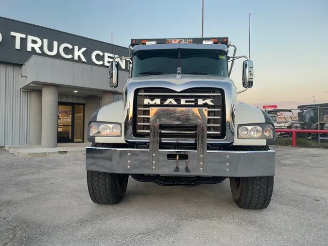 2022 MACK GR64F