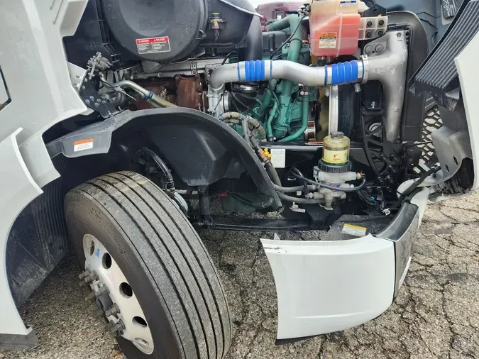 2023 VOLVO VNL64T860