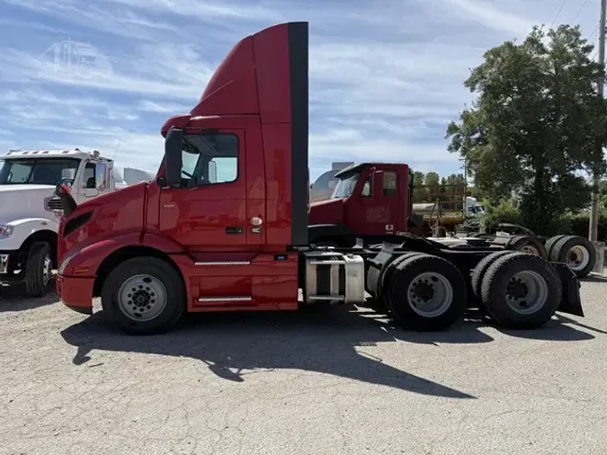 2021 VOLVO VNR64T300