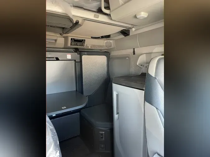 2026 VOLVO VNL64T860