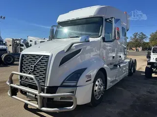 2019 VOLVO VNL64T740