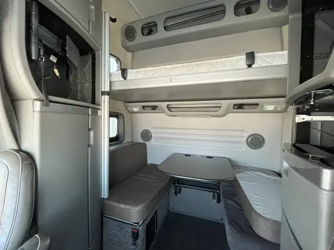 2019 VOLVO VNL860