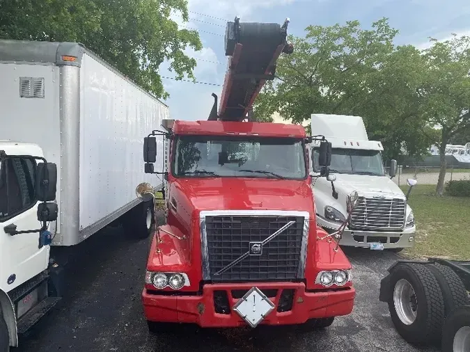 2014 VOLVO VHD64B