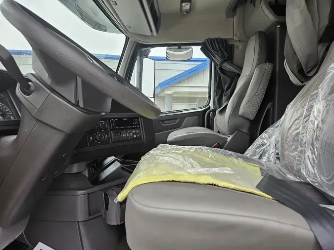 2024 VOLVO VNL64T760