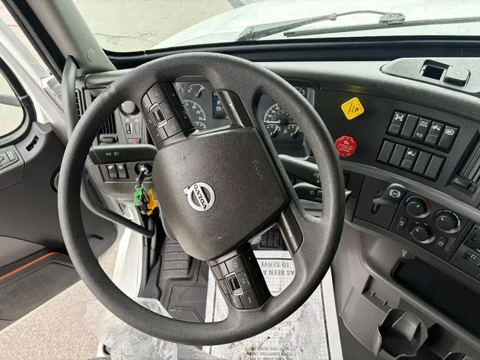 2023 VOLVO VNL760
