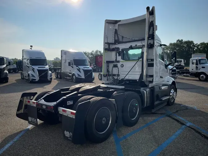 2025 VOLVO VNL64T300