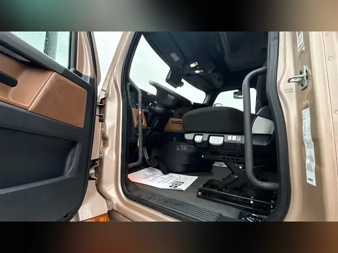 2021 FREIGHTLINER CA126