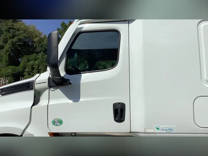 2021 Freightliner Cascadia 126