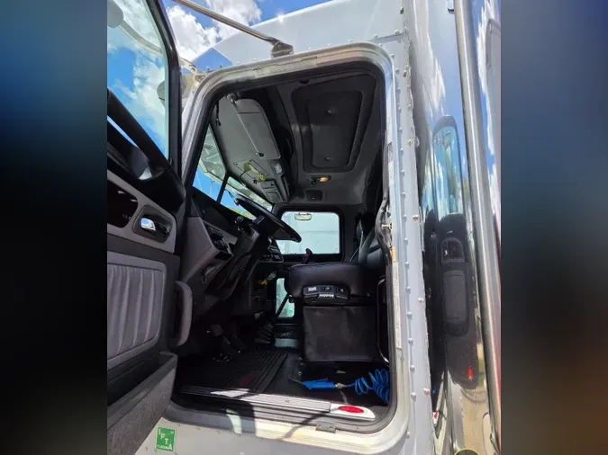 2023 Peterbilt 389