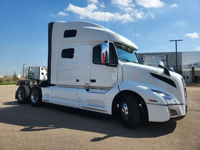 2025 VOLVO VNL64T760