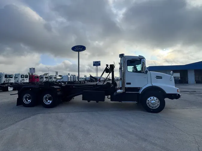 2019 VOLVO VHD ROLL OFF