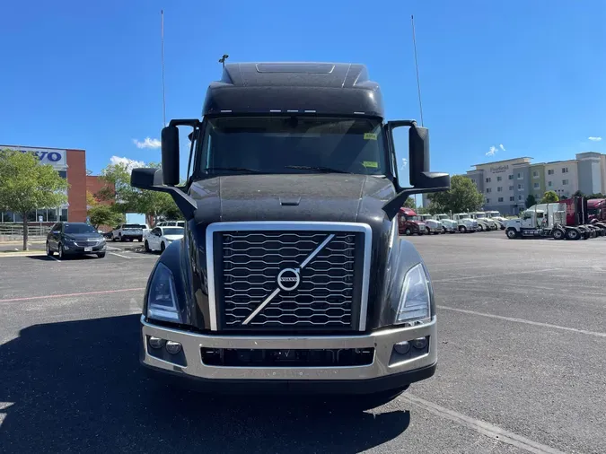 2025 VOLVO VNL64T860