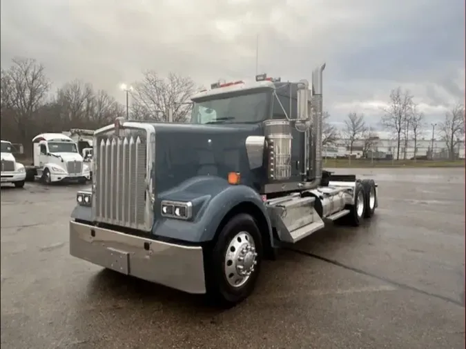 2023 Kenworth W900L