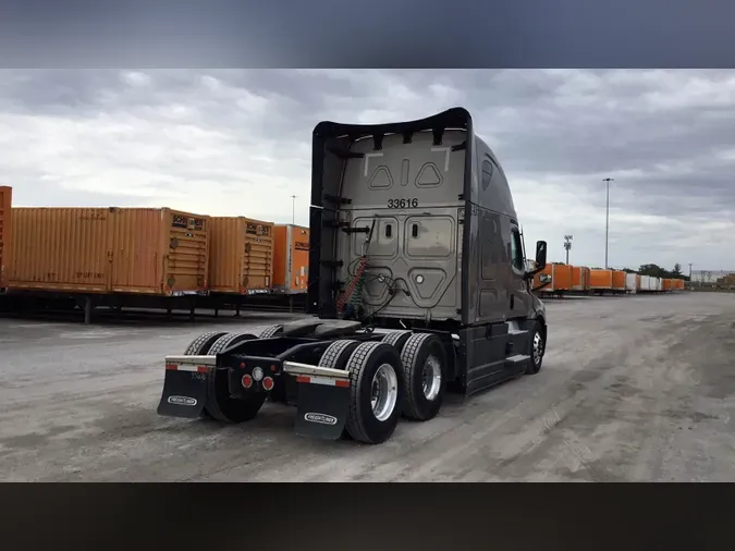 2025 Freightliner Cascadia 126569f1eb8259335c138a3c4e25545641a