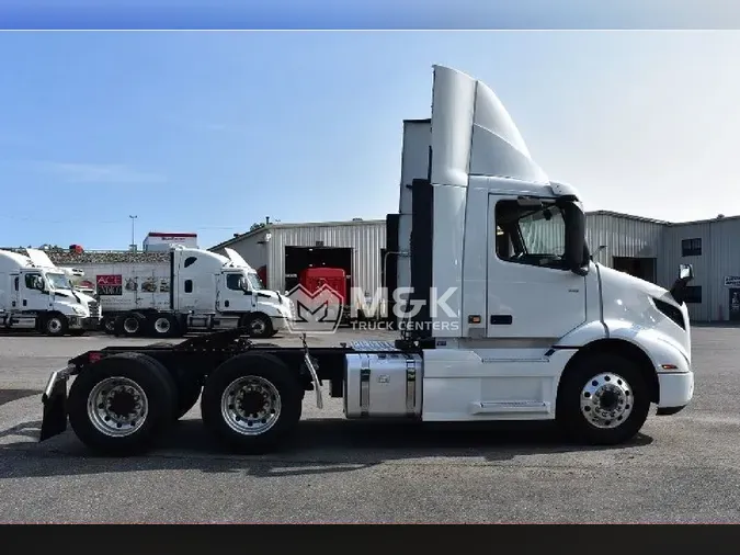 2022 VOLVO VNR64T300