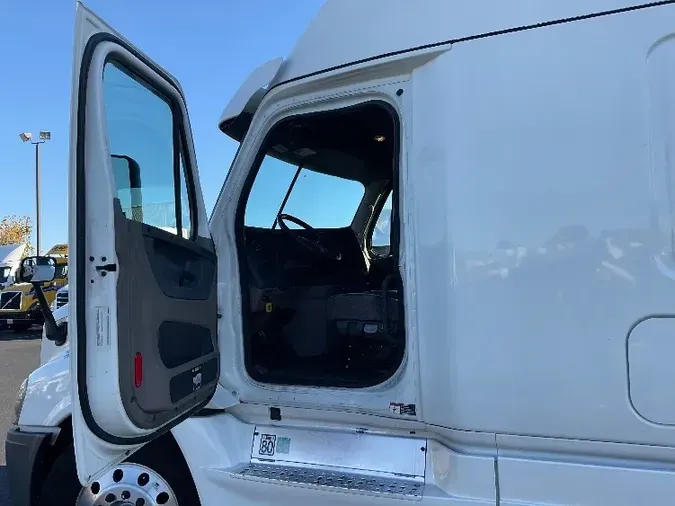 2019 Freightliner X12564ST