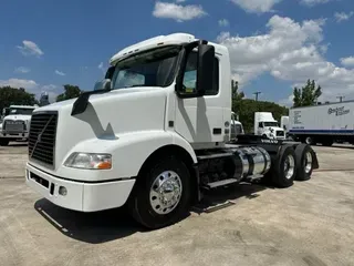 2016 VOLVO VNM64T200