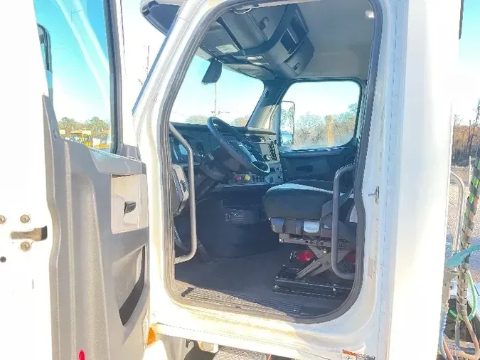 2018 Freightliner T12664ST