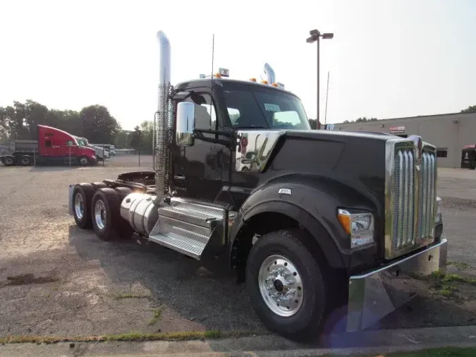 2025 Kenworth W990