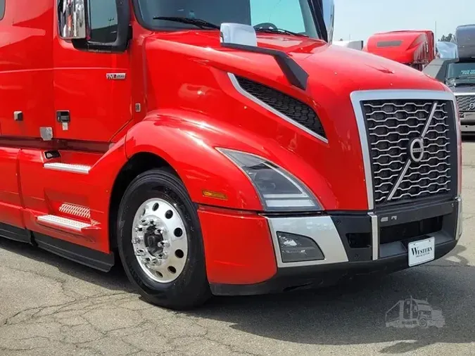 2022 VOLVO VNL64T760