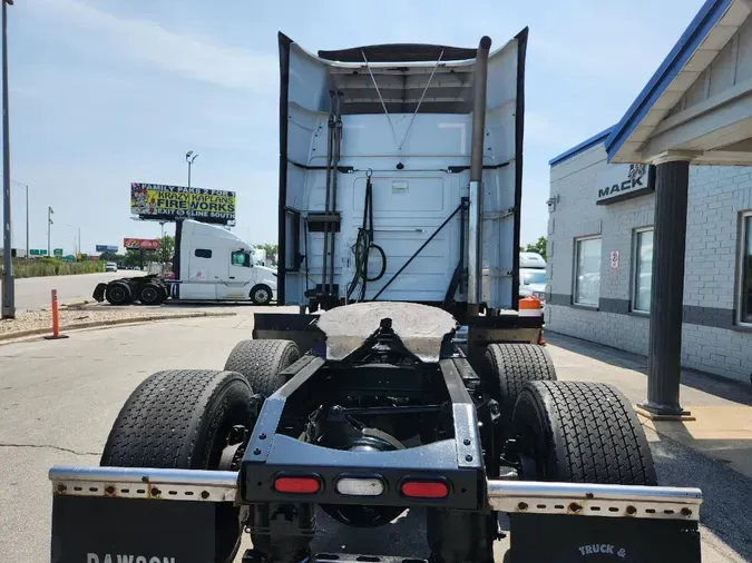 2019 VOLVO VNR64T640