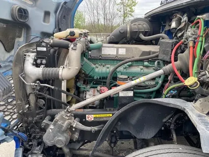 2022 Volvo VNL64T760