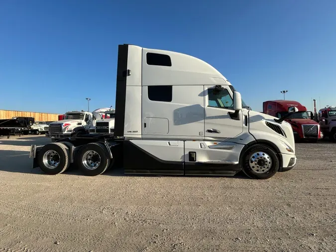 2025 VOLVO VNL64T860