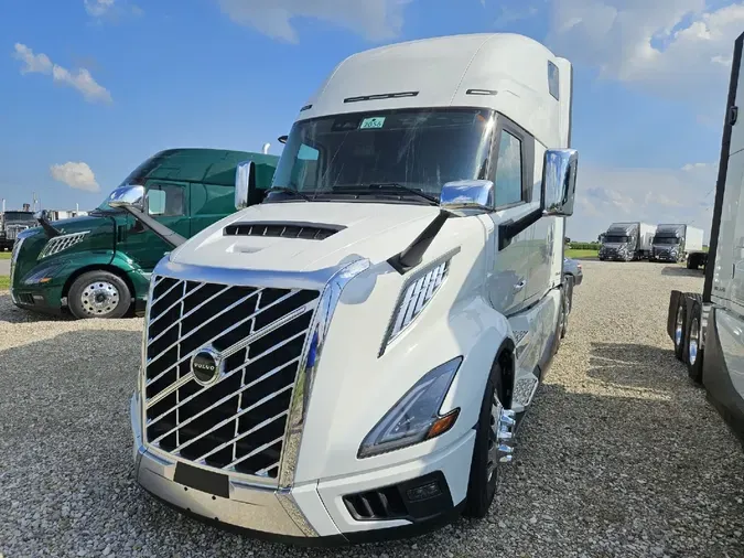 2025 VOLVO VNL64TV04